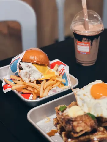和牛芝士太阳蛋汉堡配薯条