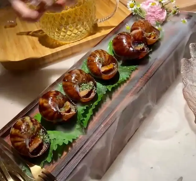澆上特製甜醬汁