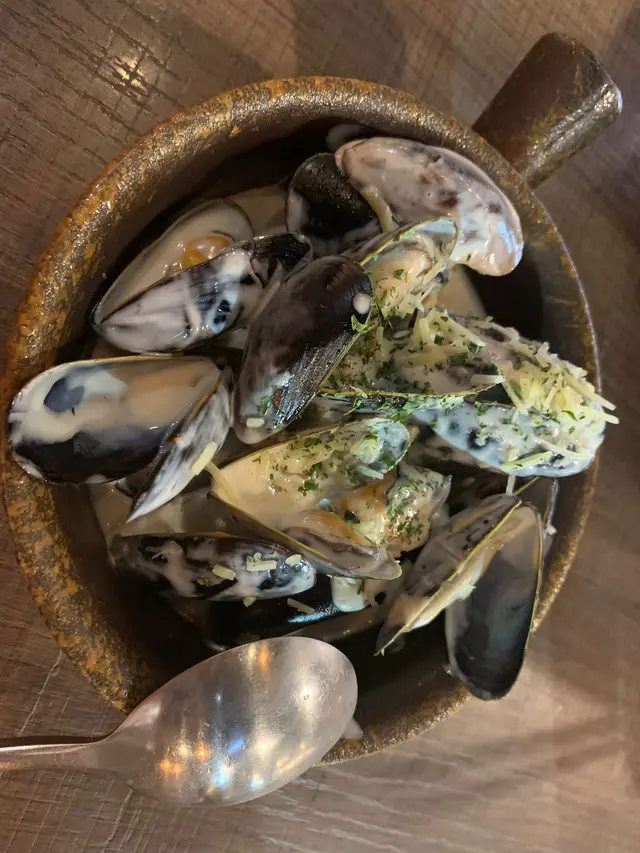 白酒忌廉法國藍青口配法式蒜蓉包