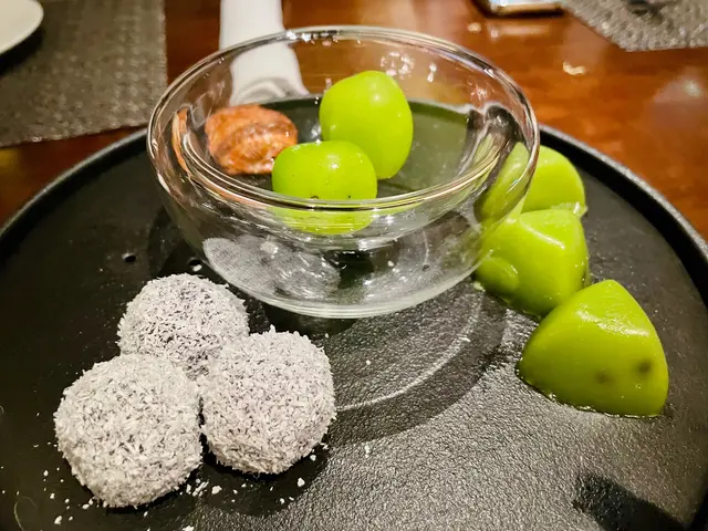 拼盤有鄉人提子、雞仔餅、豆沙小麻糬、薑汁班蘭糕