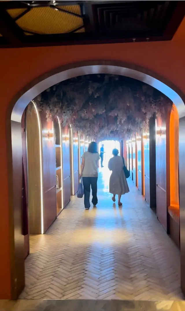 長長的花海走廊，讓人有如置身童話世界中