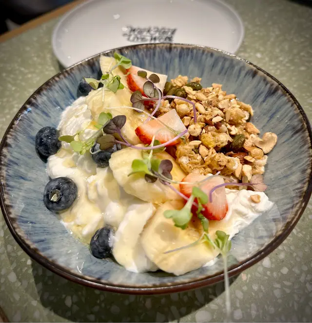 水果蜂蜜穀物乳酪碗