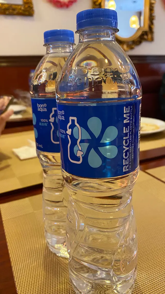 枱面預先放著的兩枝樽裝水