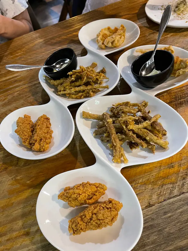 炸物拼盤：炸茶樹菇、窩貼、雞鎚