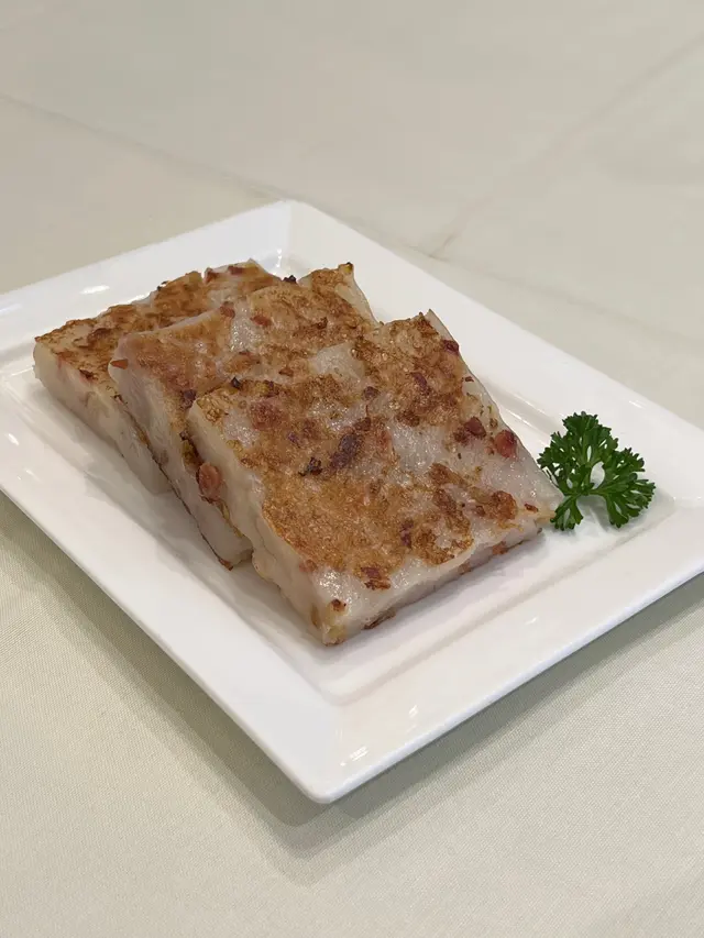 好香~~一到桌上時 那香味直往我們的鼻子👃衝
吃起來完全沒有平日粘米粉的口感 或味道
反而是蘿蔔 跟煎起來香酥酥的香氣 吃起來也外微酥脆 內𥚃軟軟的
還有蘿蔔絲、小塊小塊的臘肉粒粒
(家中小子平日只吃蘿蔔糕的一小份 這次還把這盤一大半都吃光光