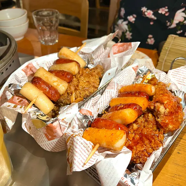 甜辣炸雞+香腸年糕(半份)& 蒜香醬油炸雞+香腸年糕(半份)