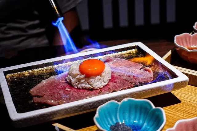 炙燒和牛壽司2件 𝗦𝗲𝗮𝗿𝗲𝗱 𝗪𝗮𝗴𝘆𝘂 𝗦𝘂𝘀𝗵𝗶 2 𝗽𝗶𝗲𝗰𝗲𝘀