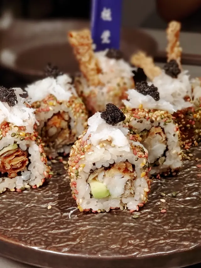 黑松露牛油果軟殼蟹卷