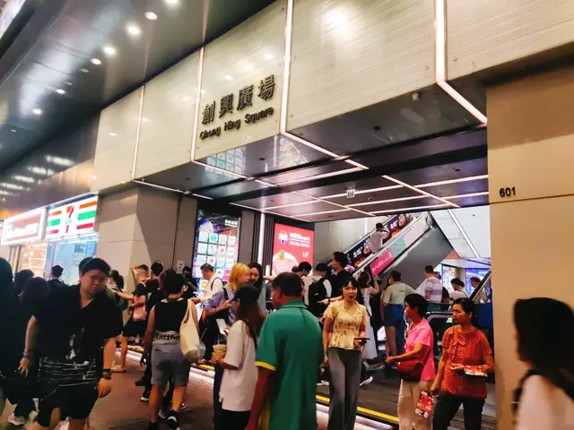 地下入口,扶手電梯上二樓