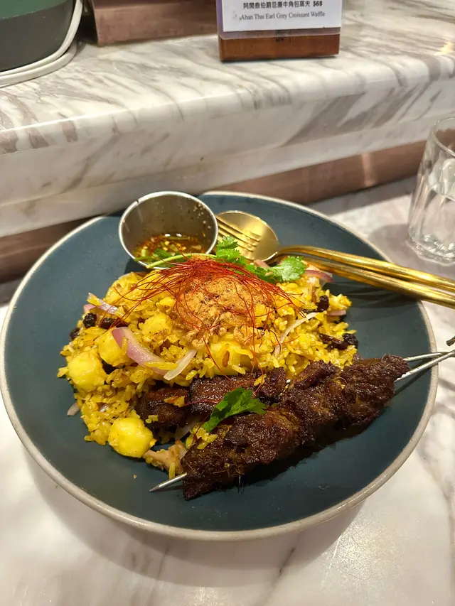 泰又話啦菠蘿雞肉炒糙米飯、炭燒牛肉串燒