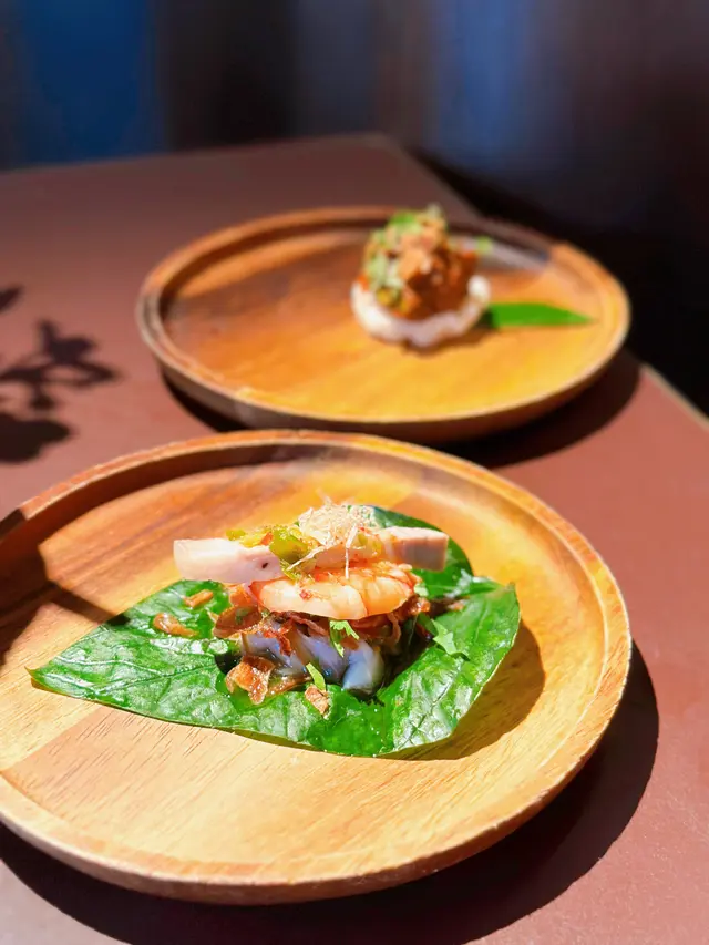 檳榔葉,豬肉,虎蝦沙拉及泰橙汁