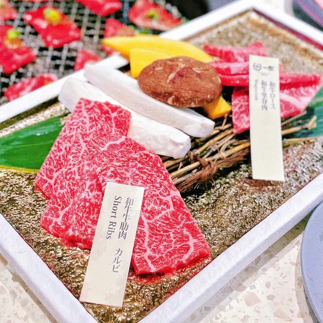 和牛里脊肉口感柔嫩,脂肪分布均勻🤤牛肉香味豐富脂肪分布均勻!和牛牛肋肉肉質較為豐腴,脂肪相對多啲,肉質都腍啲😌