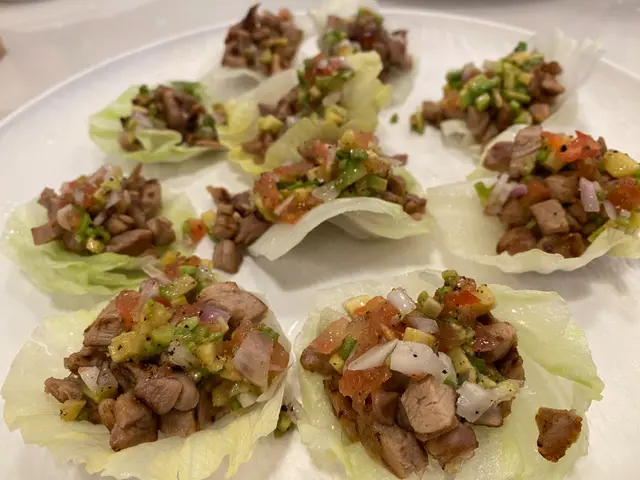 牛油果蕃茄莎莎鴨肉生菜包