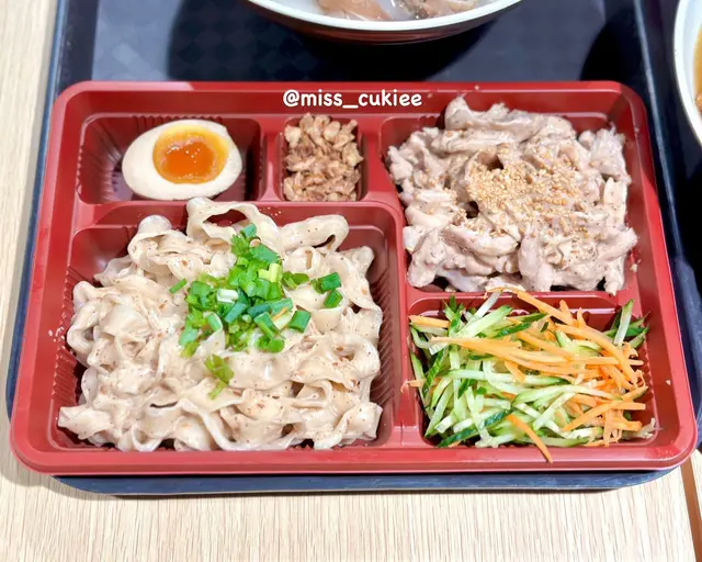 慢煮嫩滑手撕雞熱拌刀削麵