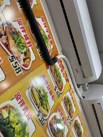 坐在冷气机下面,冷气滴水