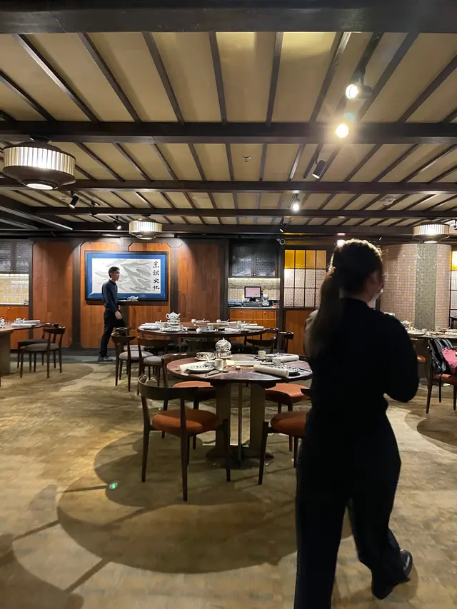 寬敞舒適餐桌間有距離