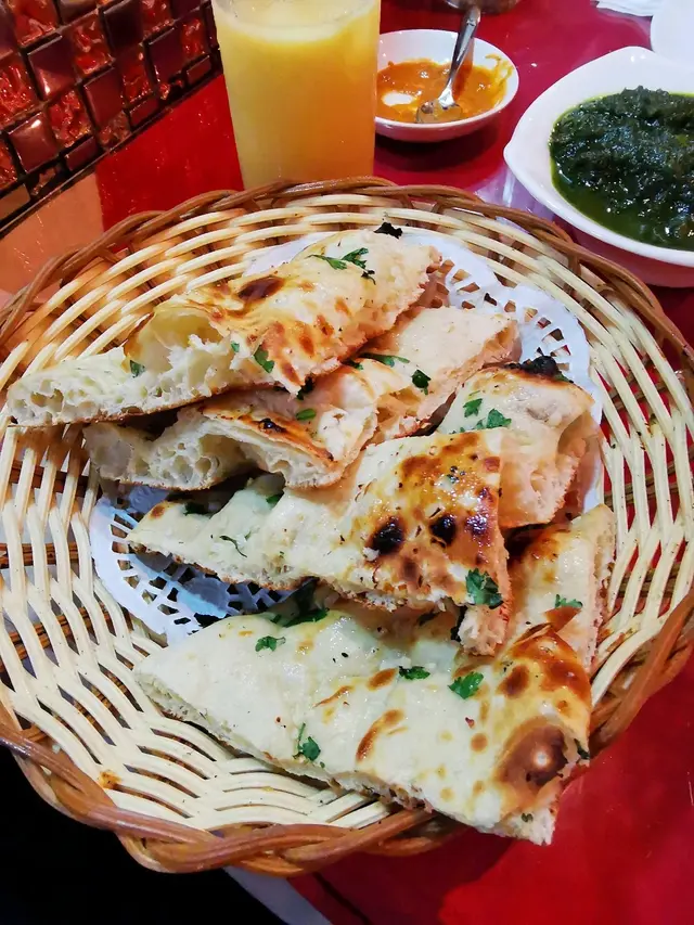 garlic naan係喊味多過蒜味
