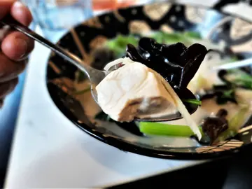 姜丝芫荽皮蛋鲜牛肉鱼汤泡饭