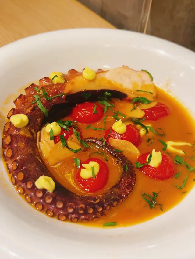 原條八爪魚腳配自家製醬汁