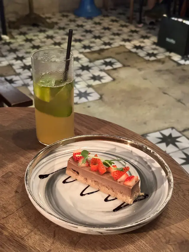 伯爵茶蛋糕配雜莓