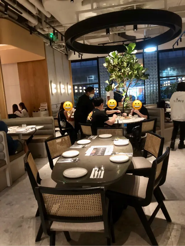 當晚我哋早到,餐廳未多顧客,但到我哋差唔多食完時就全店滿座,好彩早咗去☺️