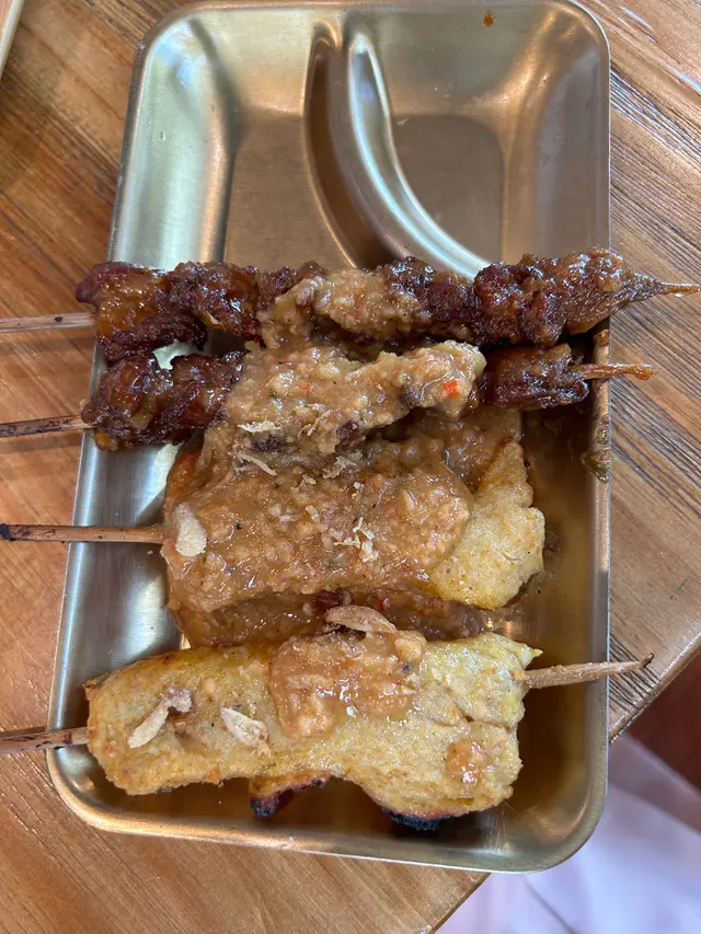 沙嗲莉莉串燒是魚肉和蝦肉混合，有甜甜的沙嗲醬