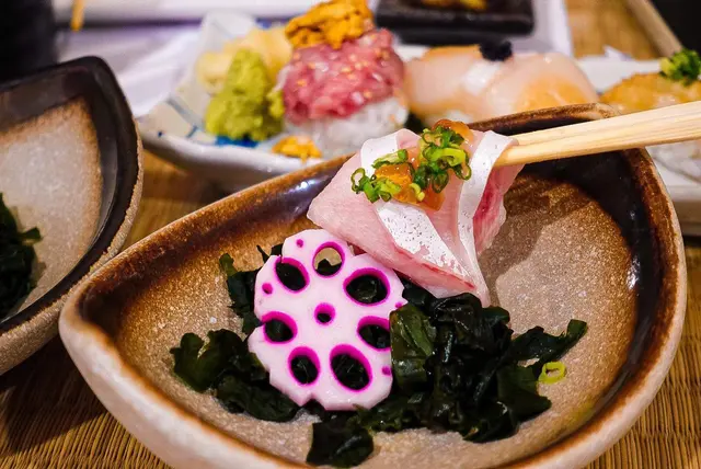 油甘魚伴酸汁水晶海帶沙律