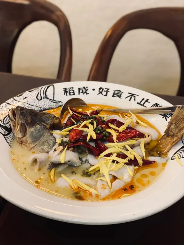 外面既酸菜魚大多數魚肉都唔滑，但冇諗過稻成嘅酸菜魚竟然可以保持肉質嫩滑，湯底仲好足料，好好飲。