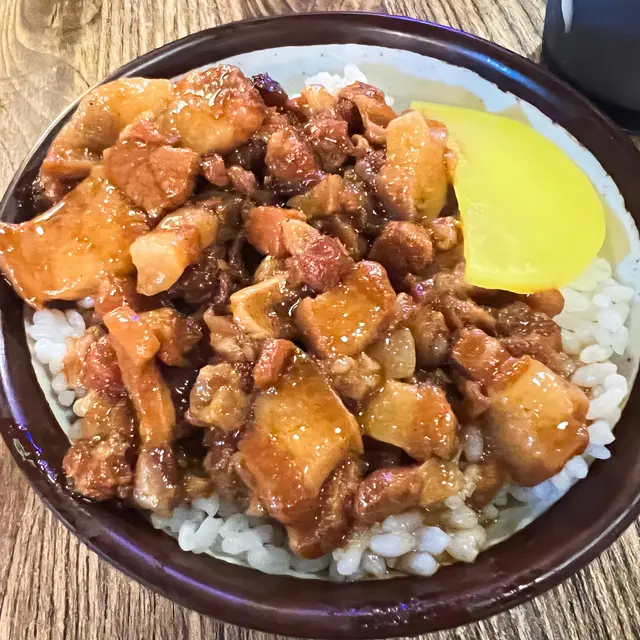 阿元的魯肉飯是我在香港吃過最好吃的魯肉飯🥹已經食左好多年!🤣魯肉肥瘦均勻!肥既入口即溶 瘦既都比較淋身啲肉好入味 醬汁都濃而不膩🥺💕