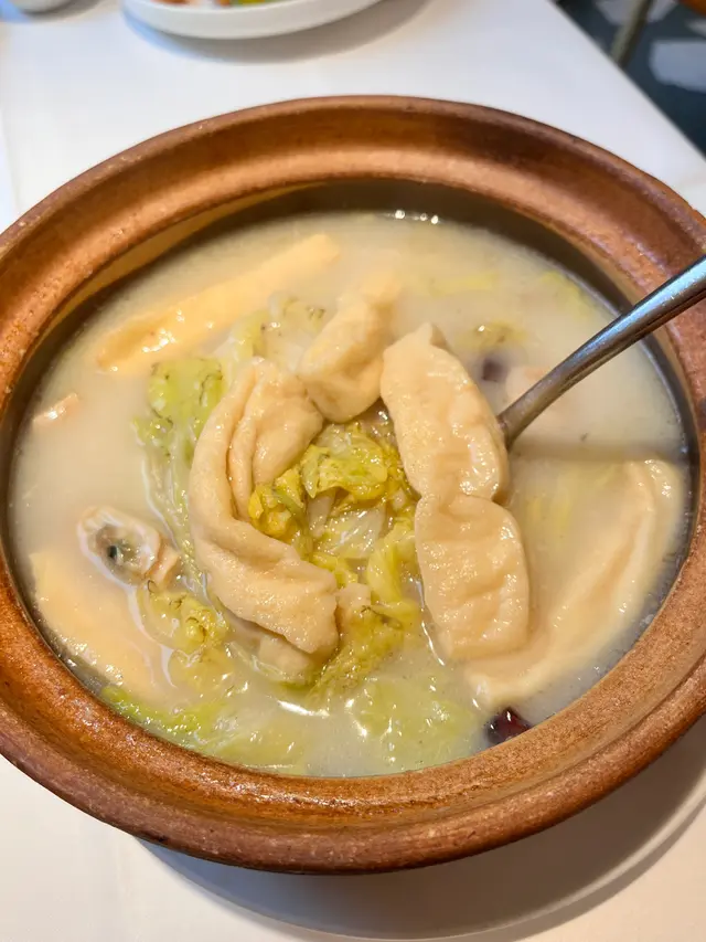 奶白色的大骨湯好鮮甜!