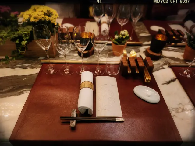 皮造餐墊上擺出金光閃閃嘅中西式餐具及K牌酒杯陣