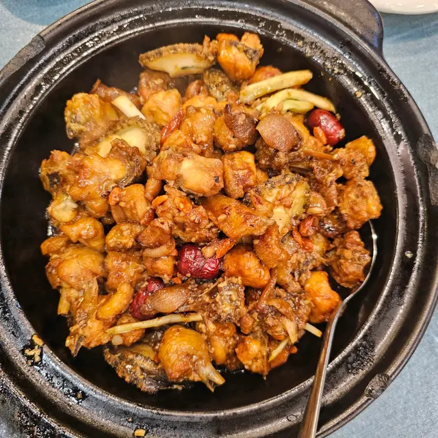 total 8隻鮮鮑魚一隻雞，有紫洋蔥、蒜頭、紅棗一齊煮，醬汁好惹味，雞好入味但肉質仍然好嫰，加碗白飯伴嚟食一流呀！