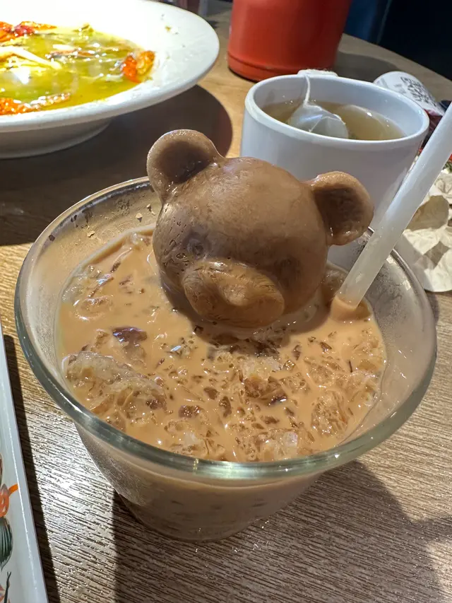 熊仔奶茶：因為酸菜樣魚太辣，忍唔住叫咗熊仔奶茶，造型非常可愛而且茶味濃，但咖啡因太勁，搞到我成個下晝囉囉攣周身唔知點咁😅 下次會試下恐龍🦖