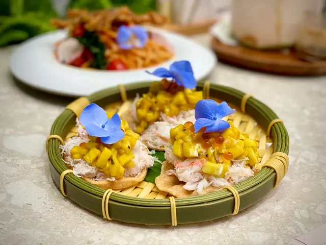 松葉蟹肉配青芒莎莎蝦片 