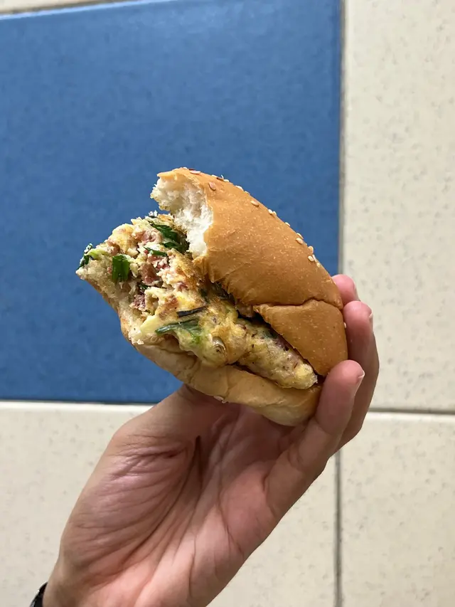 哈哈😆他們的麵包🥯好軟熟 𥚃面的蛋好香 
他們的香蔥味道很出 牛的部分很有小時候 吃過的蛋牛治的熟悉感
是份回憶升級的味道呀