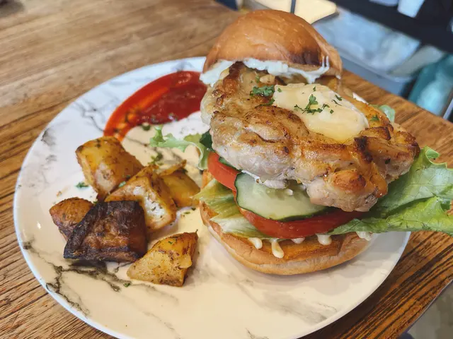 柚子醬烤雞扒漢堡附烤焗香草薯粒