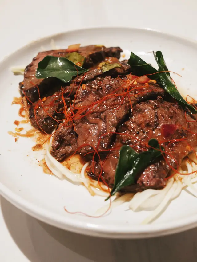 炭燒牛肉配青芒果沙律