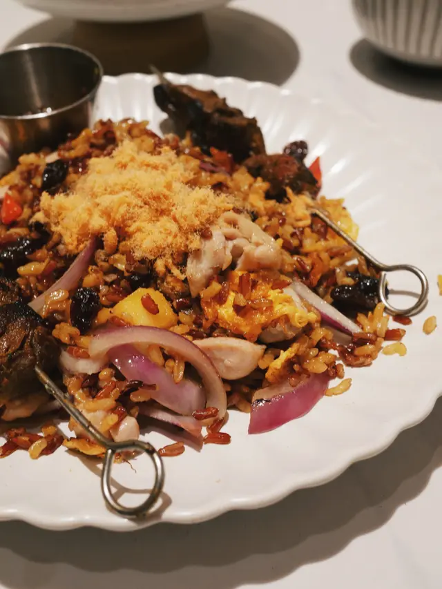 泰又話啦菠蘿雞肉炒糙米飯‧炭燒牛肉串燒