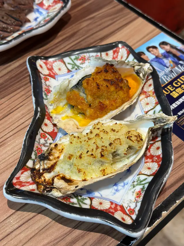 燒半殼蠔每隻45元，有三種口味(芝士燒、蒜蓉燒和蒜蓉燒辣)