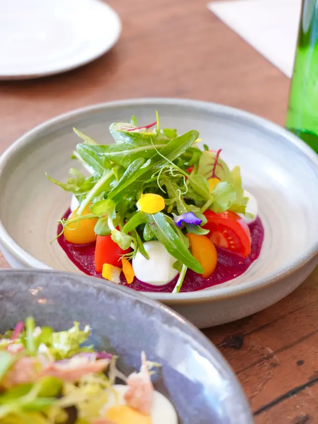 迷你馬蘇里拉芝士、櫻桃蕃茄及火箭菜沙律 配蜜糖芥末紅菜頭汁 Mini mozzarella cheese, cherry tomato and rocket leaf salad with beetroot honey mustard dressing