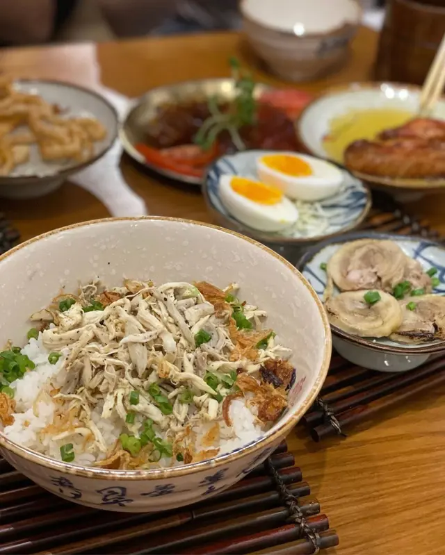 其實係一個雞嘅combo，炙燒手撕雞配雞油拌飯，炙燒雞叉燒同溏心蛋，一次過食哂佢既雞signature😂，加埋佢既拌飯醬油，應該係淡口豉油，吾搶味之餘同雞油飯都好夾，撈埋吾會有油膩嘅感覺，手撕雞肉亦幾嫩滑，相較之下，個叉燒就無特別