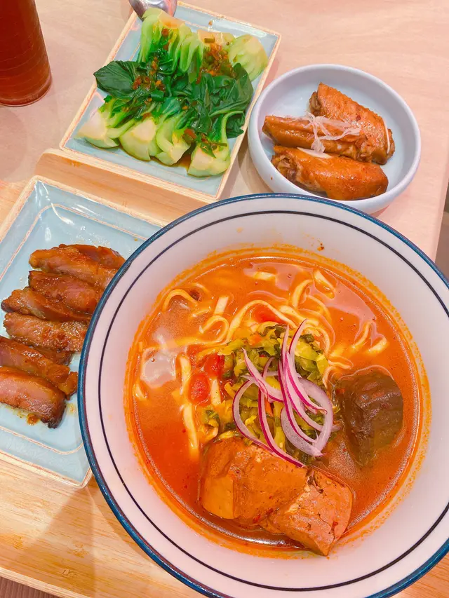 蕃茄麻辣湯麵配慢煮叉燒