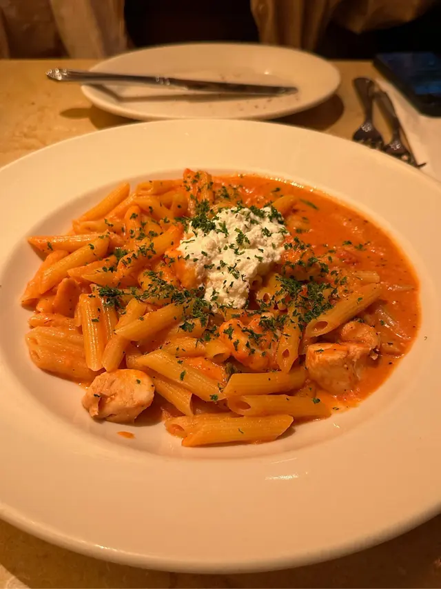 雖然佢話三重芝士、但芝士味唔係濃到Mac and cheese咁、似係cream味多d~ 味道算還好，但cheese lover可能會失望