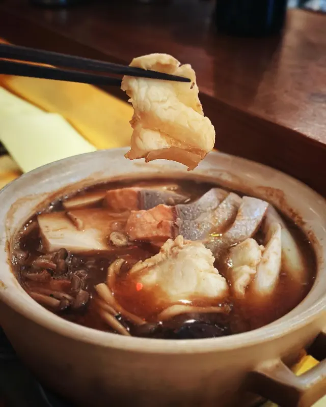 材料有三文魚、龍躉腩、豆腐、菇類、白蘿蔔、京蔥同椰菜
食得出食材好優質新鮮，味噌烹調既高湯同魚類蔬菜意外地非常夾🧡湯底濃郁得黎唔會鹹，索曬材料既味道好鮮甜
魚肉沾上橙醋後酸酸甜甜味道更有層次
鍾意食魚既人一定超鍾意呢個鍋，一啖魚肉一啖熱湯暖笠笠好舒服～