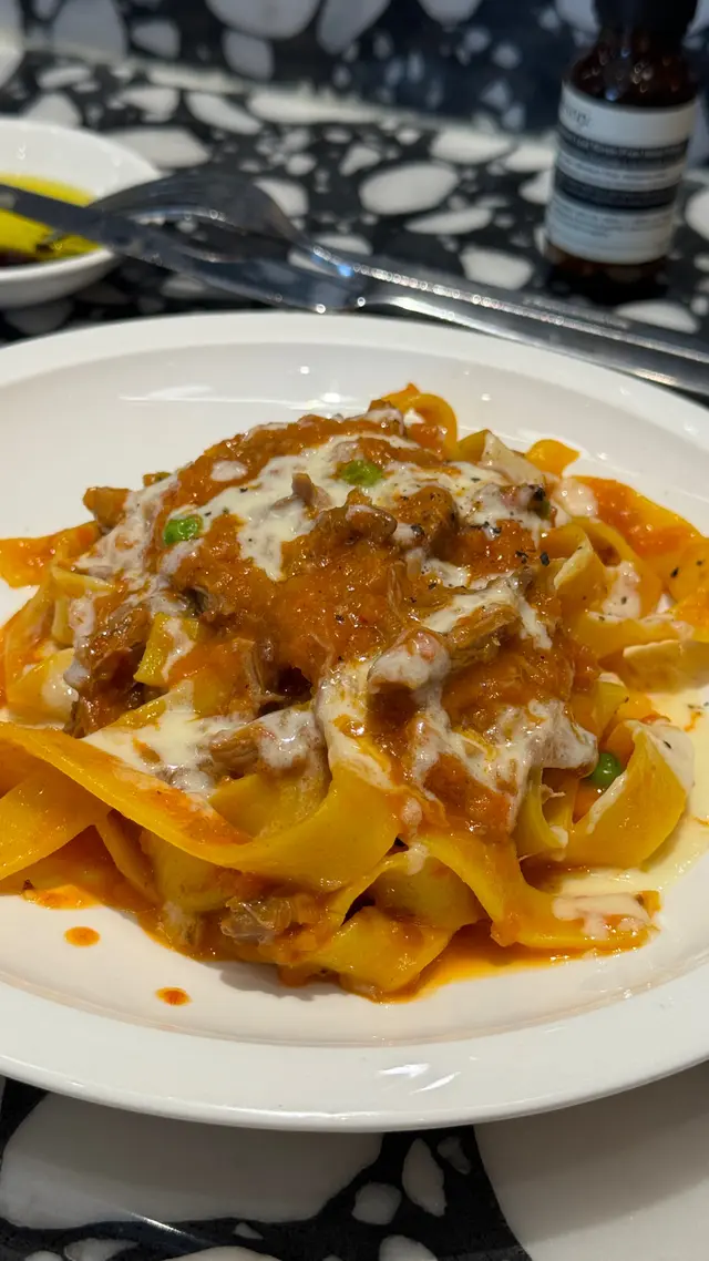 慢煮鴨腿肉芝士寬帶麵