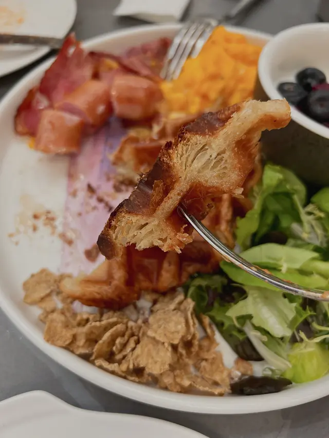 鮮果乳酪、脆煙肉、德國腸、焦糖脆脆、炒蛋、牛角包窩夫