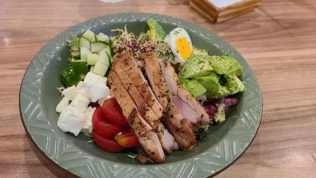 烤雞肉牛油果藜麥沙律碗
