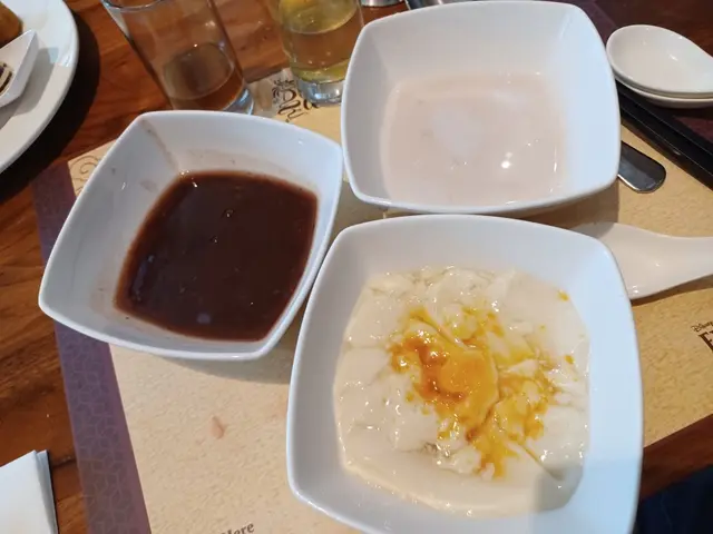 紅豆沙、西米露及豆腐花。因我貪心想一次過飲三款糖水。每款我只拿三份一。一次過飲到三款美味糖水，感覺好抵。