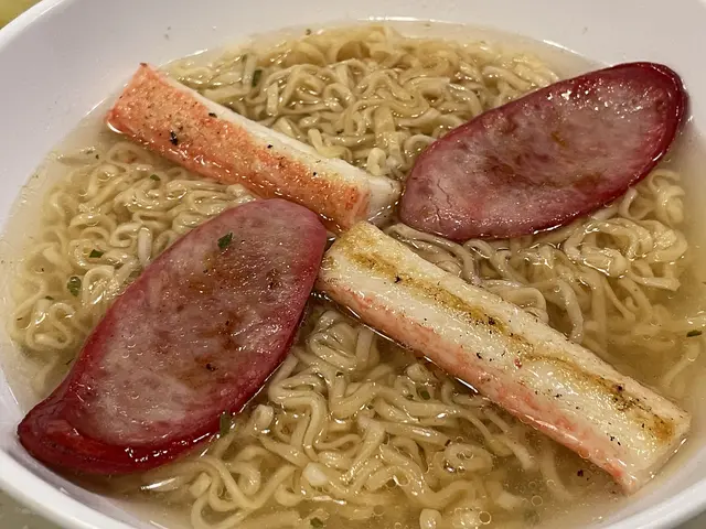 似往日嘅福字麵，紅腸同蟹柳都有煎