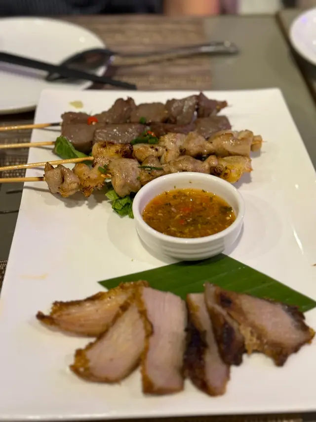 炭燒豬頸肉拼雞肉及牛肉串燒